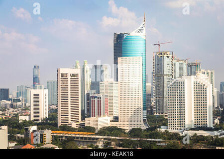 Moderne Wolkenkratzer im Herzen von Jakartas Geschäftsviertel an einem sonnigen Tag. ist Jakarta Indonesien Hauptstadt und ein Business Center in southeas Stockfoto