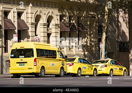 Silvertop Taxi am Taxistand vor Louis Vuitton store in der Collins Street Melbourne geparkt. Stockfoto