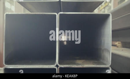 Stahlrohr, quadratischer Metallrohrhintergrund mit hohem Kohlenstoffgehalt für die Schwerindustrie Stockfoto