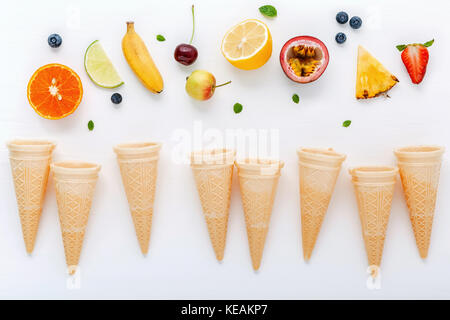 Flach verschiedene frische Früchte der Heidelbeere, Erdbeere, Orange, Banane, Passionsfrucht, Apfel und Kirsche setup auf weißem Hintergrund. Sommer und süßen Menü Stockfoto