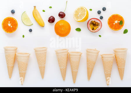 Flach verschiedene frische Früchte der Heidelbeere, Erdbeere, Orange, Banane, Passionsfrucht, Apfel und Kirsche setup auf weißem Hintergrund. Sommer und süßen Menü Stockfoto