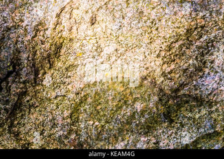 Strukturierte alte Granitwand: Ein natürlicher abstrakter Hintergrund. Granitstein-Textur, Nahbild, Tapete und Textur für das Rendern geeignet Stockfoto