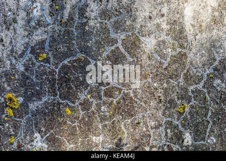 Strukturierte alte Granitwand: Ein natürlicher abstrakter Hintergrund. Granitstein-Textur, Nahbild, Tapete und Textur für das Rendern geeignet Stockfoto