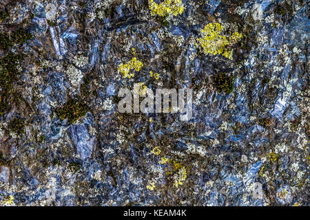 Strukturierte alte Granitwand: Ein natürlicher abstrakter Hintergrund. Granitstein-Textur, Nahbild, Tapete und Textur für das Rendern geeignet Stockfoto