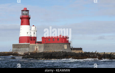 Eine allgemeine Ansicht des Longstone Lighthouse auf den äußeren Farne Inseln in Northumberland. Stockfoto