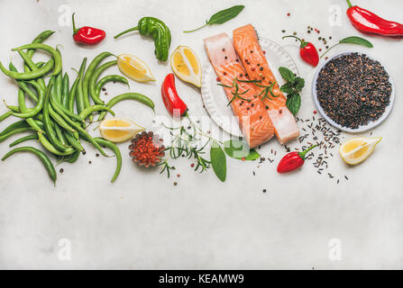 Flachbild-lay von roher Lachs Fisch Filet Steak mit Gemüse, grün Stockfoto