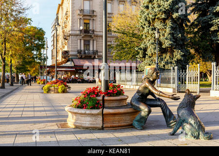 Mädchen mit ihrem Hund statue Statue auf der Uferpromenade in Budapest, Ungarn Stockfoto
