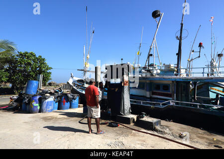 Mirissa Fischereihafen Südprovinz Sri Lanka Männer Auftanken Fischerboot Stockfoto