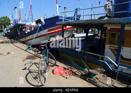 Mirissa Fischereihafen Südprovinz Sri Lanka Angeln Boote und Fahrräder Stockfoto