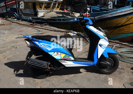 Mirissa Fischereihafen Südprovinz Sri Lanka Motorroller Stockfoto