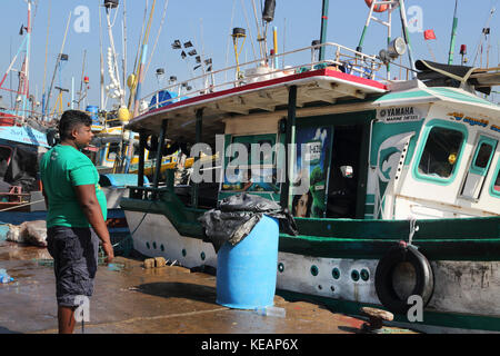 Mirissa Fischereihafen Südprovinz Sri Lanka Mann durch Fischerboot Stockfoto