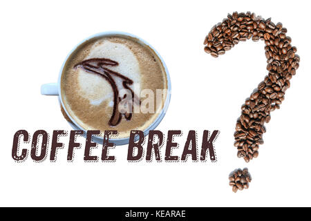 Tasse Kaffee, Kaffee Worte 'Break' und Fragezeichen aus gerösteten Espresso Kaffee Bohnen auf weißem Hintergrund. Konzept für Kaffeepause, p Stockfoto