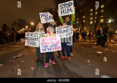 Demonstranten vor Downing Street gegen Verbot von US-Präsident Donald Trump auf Muslime in den USA demonstrieren. Die Demonstranten auch gegen Britische Stockfoto