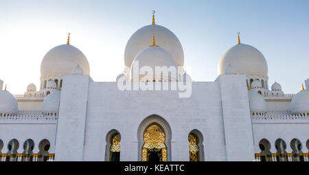 Eintritt zur wunderschönen Scheich-Zayed-Moschee, Abu Dhabi, VAE Stockfoto