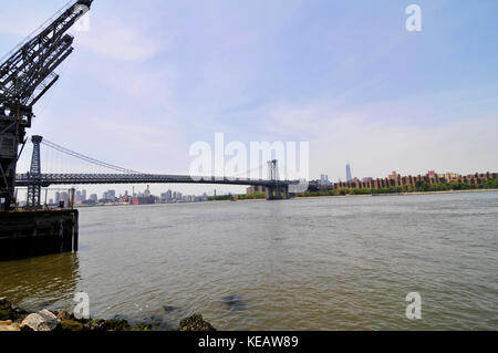 Die Williamsburg Bridge zwischen Brooklyn und Manhattan über den East River in New York. Stockfoto