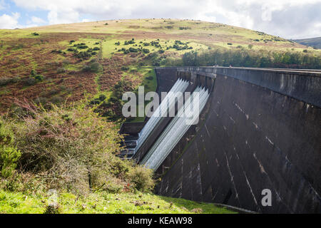 Meldon Dam, 1972 fertiggestellte, Formulare Meldon Behälter im Tal des Westens Okement Fluss, Dartmoor, Devon, Großbritannien. Stockfoto