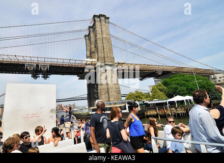 Passagiere auf der Fähre zwischen Brooklyn Bridge Park und South Street in Manhattan. Stockfoto