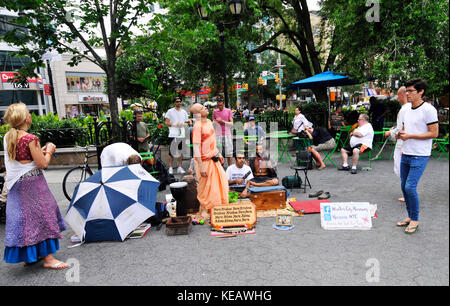 Hare Krishnas Singen und Tanzen im New Yorker Union Square. Stockfoto