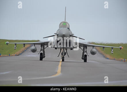 Die UKs Eurofighter Typhoon twin engined Canard - delta Wing schnelle Kampfjets, von denen einige an RAF lLossiemoputh in NE Schottland basieren. Stockfoto