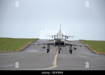 Die UKs Eurofighter Typhoon twin engined Canard - delta Wing schnelle Kampfjets, von denen einige an RAF lLossiemoputh in NE Schottland basieren. Stockfoto