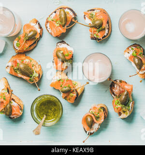 Crostini mit geräuchertem Lachs und rosa Grapefruit cocktails Stockfoto