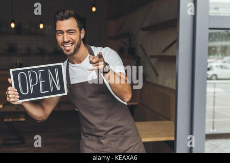 Kellner holding Schiefertafel mit Öffnen Sie Word Stockfoto