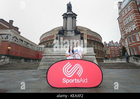 Die Sopranistin Laura Wright und Greg Rusedski in der Royal Albert Hall in London, um die Charity-Partnerschaft zwischen Champions Tennis in der Royal Albert Hall und SportsAid für 2017 zu starten. Stockfoto