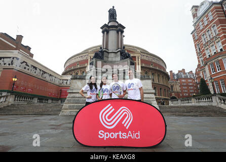 Die Sopranistin Laura Wright (links) und Greg Rusedski (rechts) mit den SportsAid-Athleten Emma Raducanu und Benjamin Heynold in der Royal Albert Hall in London, um die Charity-Partnerschaft zwischen Champions Tennis in der Royal Albert Hall und SportsAid für 2017 zu starten. Stockfoto