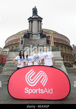 Die Sopranistin Laura Wright (links) und Greg Rusedski (rechts) mit den SportsAid-Athleten Emma Raducanu und Benjamin Heynold in der Royal Albert Hall in London, um die Charity-Partnerschaft zwischen Champions Tennis in der Royal Albert Hall und SportsAid für 2017 zu starten. Stockfoto