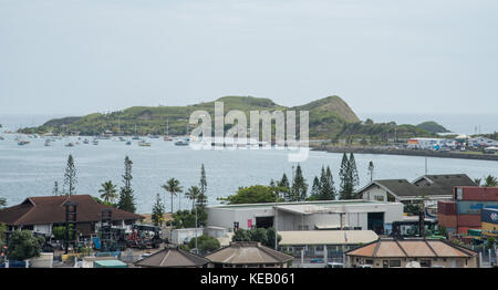 Noumea, Neukaledonien - November 25, 2016: Blick auf Segelboote im Hafen mit üppigen Landschaft und Wasser Architektur in Noumea, Neukaledonien. Stockfoto