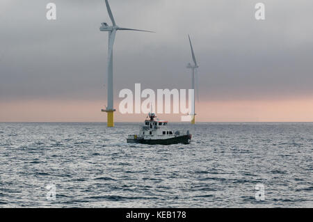 Ein CTV- oder Besatzungsschiff auf der Rampion Offshore Windfarm in der Nähe von Brighton, England Stockfoto