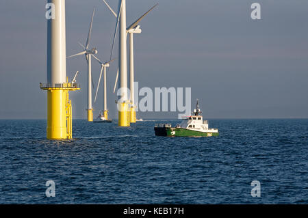 Ein CTV- oder Besatzungsschiff auf der Rampion Offshore Windfarm in der Nähe von Brighton, England Stockfoto