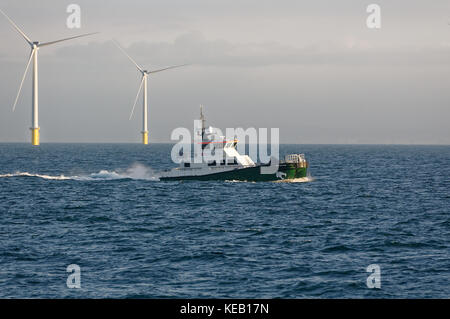 Ein CTV- oder Besatzungsschiff auf der Rampion Offshore Windfarm in der Nähe von Brighton, England Stockfoto