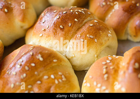 Frische, hausgemachte Croissants. Selektive konzentrieren. Stockfoto