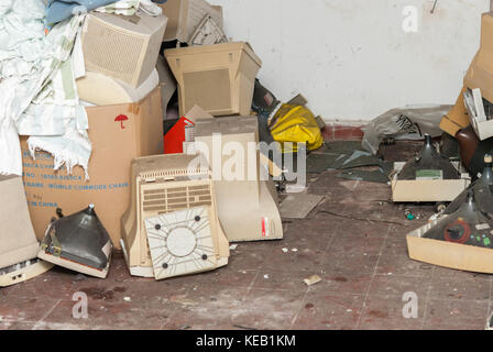 Alte kaputte Computer und CRT-PC Computer Monitore (Bildschirme) Stockfoto