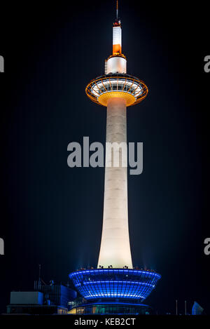 Bunte Kyoto Tower bei Nacht in Kyoto, Japan Stockfoto