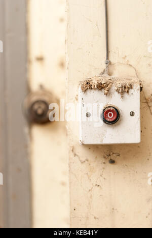 Alte enectric Schalter in verlassenen Home Stockfoto