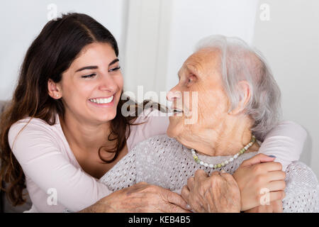 Portrait von Happy Großmutter und Tochter Umarmen und an jedem anderen Suchen Stockfoto