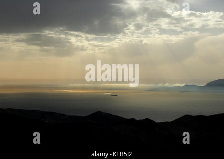 Blick über die Straße von Gibraltar nach Marokko von Spanien Stockfoto