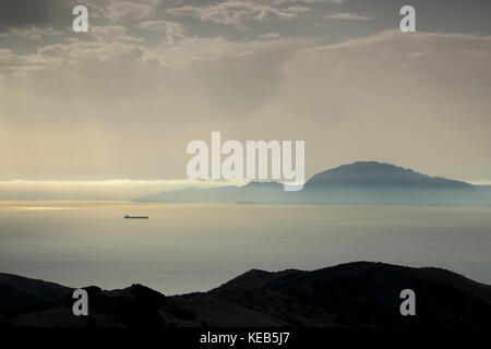 Blick über die Straße von Gibraltar nach Marokko von Spanien Stockfoto