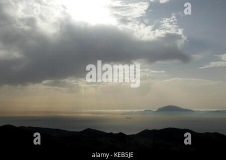 Blick über die Straße von Gibraltar nach Marokko von Spanien Stockfoto