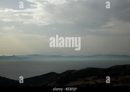 Blick über die Straße von Gibraltar nach Marokko von Spanien Stockfoto