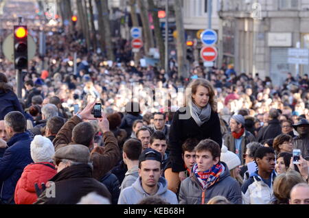 Menschen gehen auf die Straße, um gegen religiöse Gewalt zu protestieren und den Opfern des Terroranschlags in Paris in Lyon, Frankreich, zu ehren Stockfoto