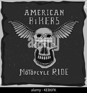 Das Symbol für die Biker Club, American Biker gang t-shirt Design mit Hand gezeichnet Schädel in Motorrad Helm auf der alten Grunge dunklen Hintergrund. Stock Vektor