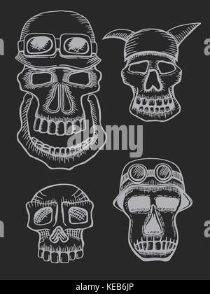 Der Schädel, Emblem Motorrad Motorrad Helm und Brille auf dem dunklen Hintergrund. Symbol brutale biker Subkultur. Vektor t-shirt design Stock Vektor