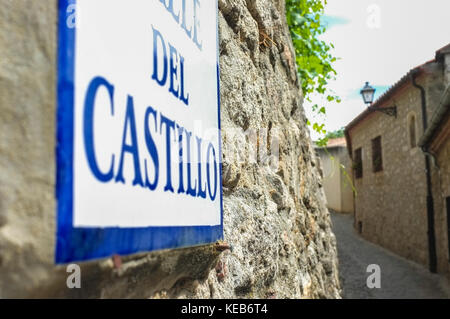 Straßenschild in Häusern aus Stein von Trujillo, Extremadura, Spanien. Altstadt Stockfoto