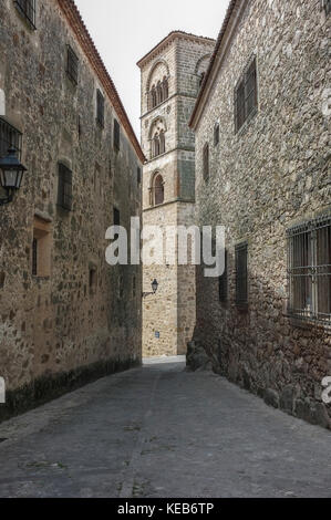 Torre Julia der Kirche von Santa Maria La Mayor, Trujillo, Spanien. Ansicht von der Straße der Innenstadt Stockfoto