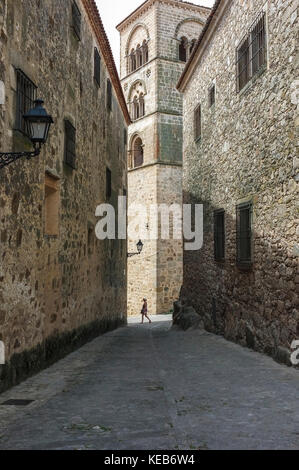 Torre Julia der Kirche von Santa Maria La Mayor, Trujillo, Spanien. Ansicht von der Straße der Innenstadt Stockfoto