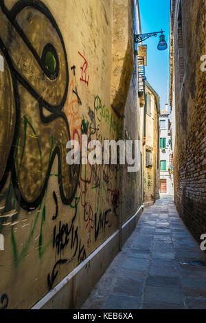 Gasse in Venedig, Italien. schmale Gasse in Venedig, Italien, alte Häuser. Stockfoto
