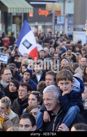 Menschen gehen auf die Straße, um gegen religiöse Gewalt zu protestieren und den Opfern des Terroranschlags in Paris in Lyon, Frankreich, zu ehren Stockfoto